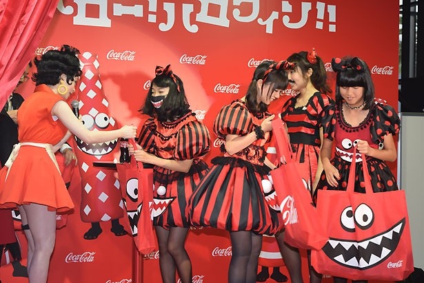 バッグにはハロウィンモンスターがデザインされている
