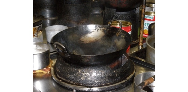 炒飯制作前、油をひいた鍋からは湯気が出始めています（見えづらいですが）