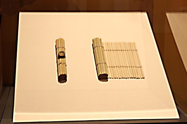 秦漢時代の重要な文書はひもで縛り、ひもの一部を粘土でくるみ、責任者の印を押して封印とした。それが「封泥」