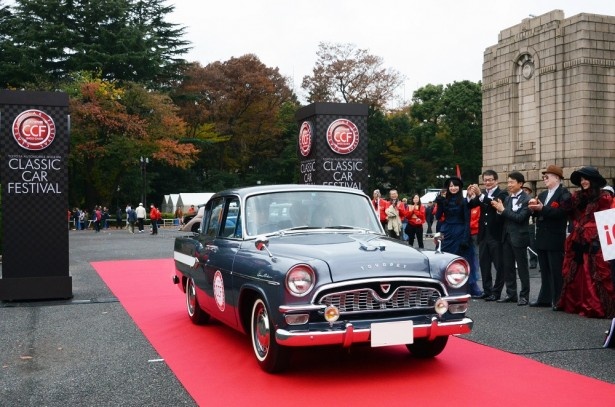 公道パレードの先導車「トヨペット クラウン　RS21」(昨年の様子)