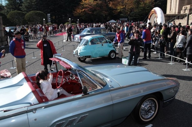 一部のクラッシクカーでは記念撮影ができる(昨年の様子)