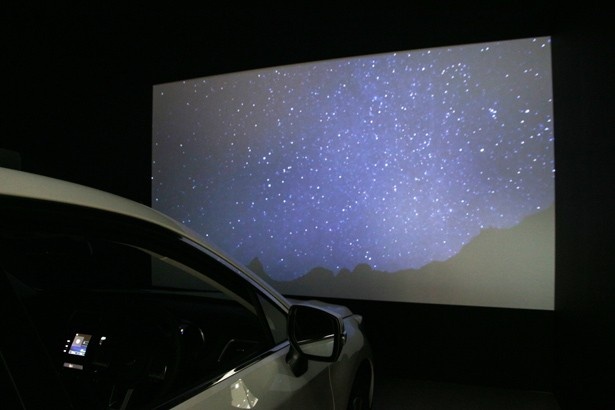 スクリーンに冬の夜空を写し出し、社内から見ることができる