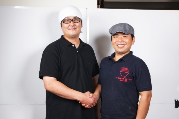 「くじら食堂」の店主・下村浩介氏(左)と、「らーめん 奏」の店主・浅野道則氏(右)