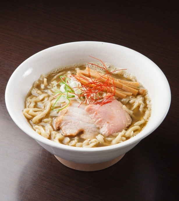 直球にぼしそば(￥850)。超濃厚煮干しスープと「くじら食堂」の自家製麺が絶妙に絡む