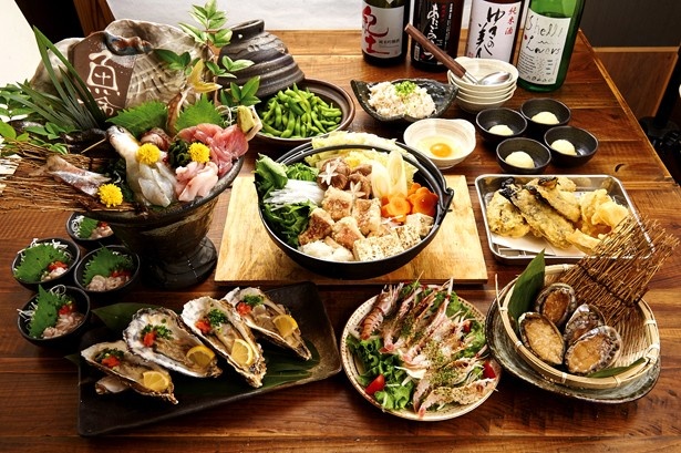 【写真を見る】小僧寿しの金目鯛・みぞれ鍋コースの3時間飲み放題付き5400円※写真は4人前(イートイン)