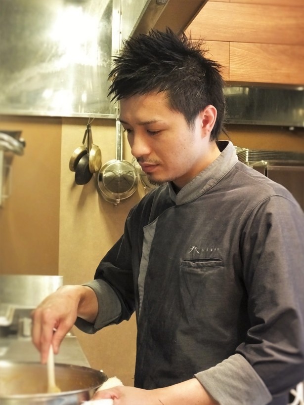 【写真を見る】吉武大輔料理長が野菜を芸術作品へと変える