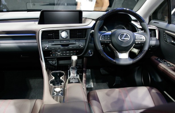 【写真を見る】ラグジュアリーな雰囲気漂うレクサスRXの車内