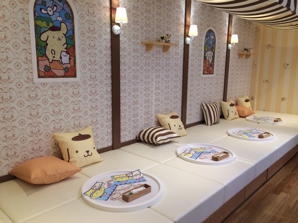 壁にもステンドグラスにもポムポムプリン！店内がポムポムプリン一色に