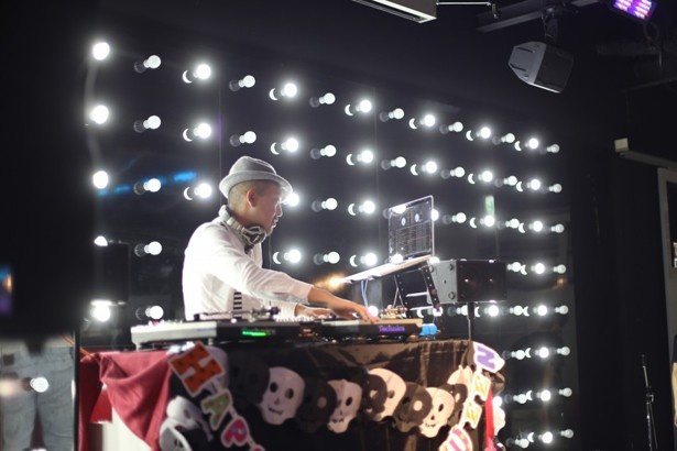 【写真を見る】ノルベサとエゾコンMAXのコラボイベント「ハロウィンdeはしご酒＆premium 恋活パーティ」。ラスト2時間は道内外で活躍するDJを招いてのクラブイベントとなる