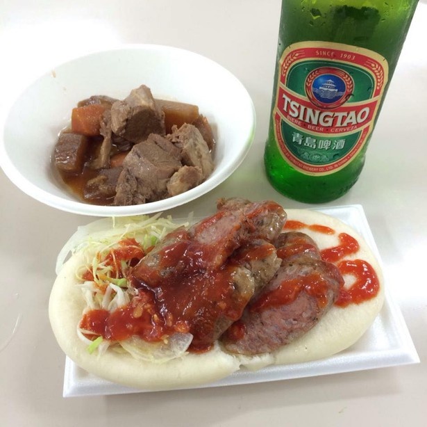 【写真を見る】各店舗が腕を振るう多種多様な羊肉料理。画像は前回開催時の様子