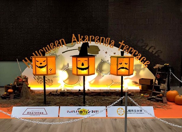 札幌市立大学の学生による、三井赤れんがテラスのハロウィンディスプレイ