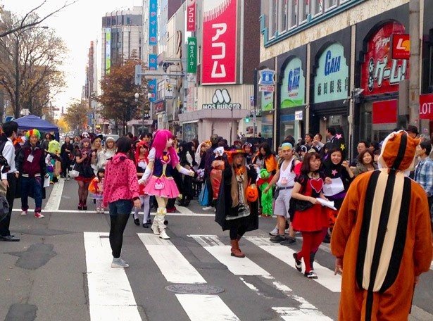 【写真を見る】2014年行われた「まちなかハロウィンウォーク」の様子。今年はより規模を拡大し、これまでの札幌になかった大がかりなハロウィンイベントとして開催