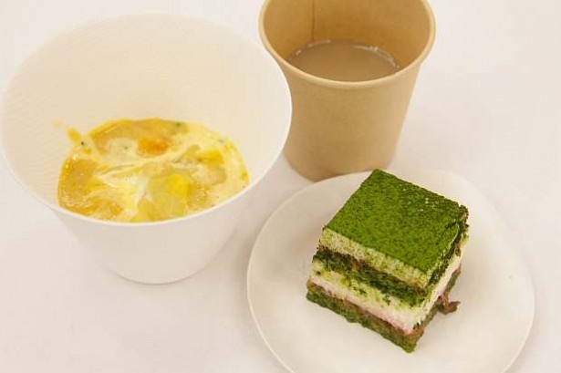 【写真を見る】「お野菜いっぱい田舎風ポタージュ 豆乳クリーム添え」(写真左)と「抹茶ティラティス」(同右)
