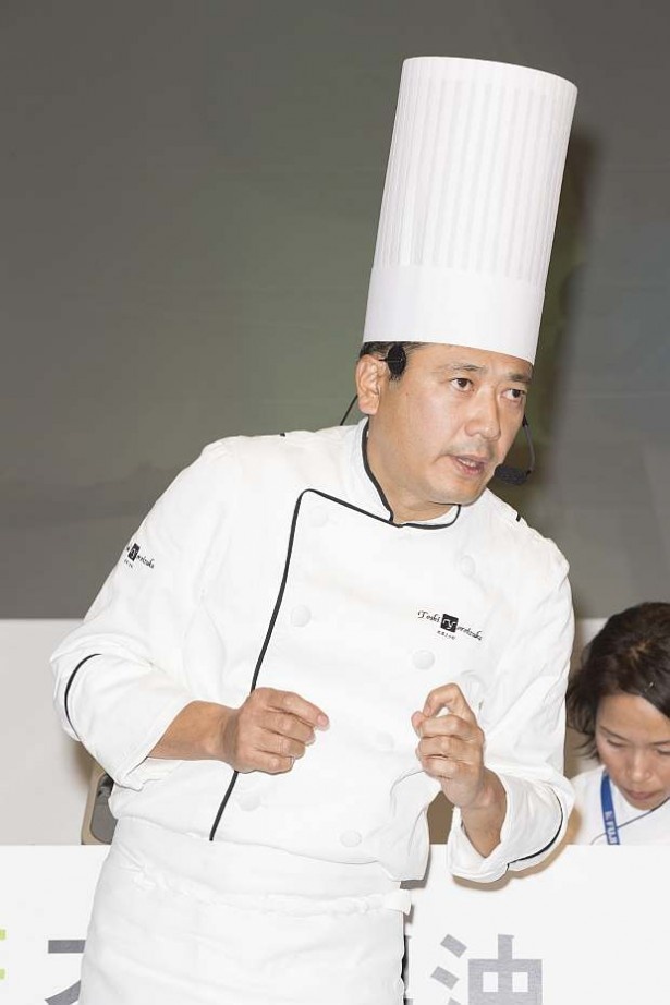 パティシエの鎧塚俊彦さんが出席