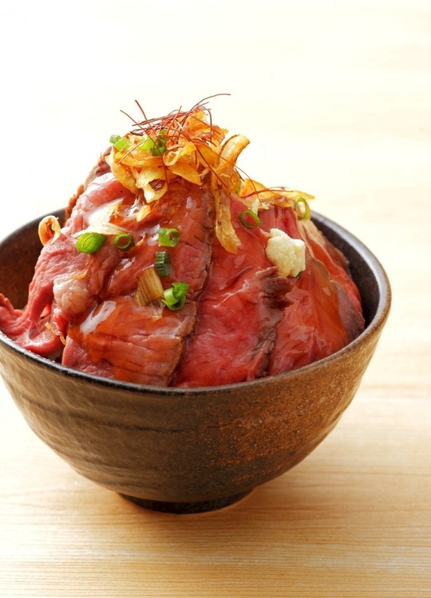 ローストビーフを好きなだけ熱々の御飯に豪快にのせた、「ローストビーフ丼」