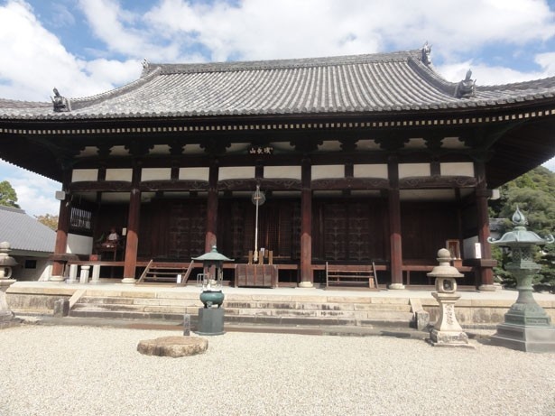 叡福寺本堂の裏に「聖徳太子御廟」がある