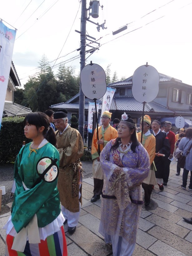 「竹内街道 灯路祭り」の時代行列では、街道ゆかりの古人に住民たちが粉する