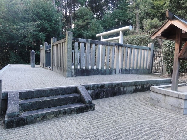 竹内街道沿いにある「孝徳天皇陵」(写真)や、「聖徳太子御廟」など5つの陵墓を合わせて「梅鉢御陵」と呼ばれている。それぞれの位置を線で結ぶと、梅の花に似ているのだとか