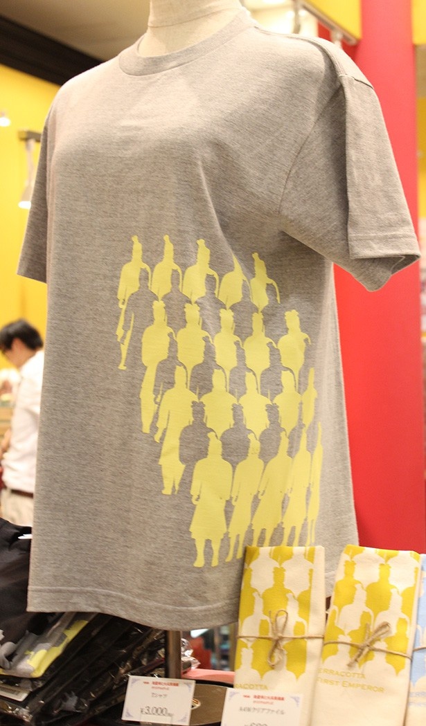 兵馬俑がプリントされた「Tシャツ」(3000円)