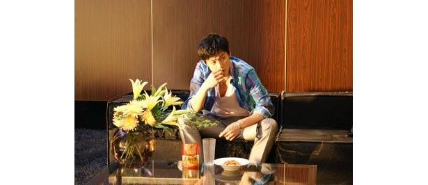 元々チーズ好きの小栗さん。撮影中はもちろん、撮影テイクの合間もずっと「チーザ」をつまんでいた