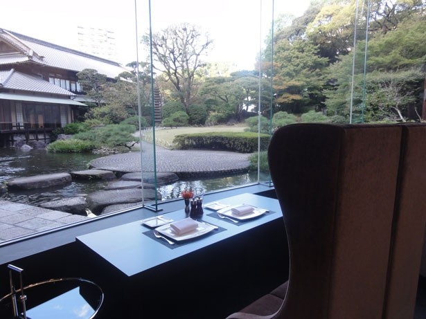 日本庭園を眺めながら本格フレンチを！ 大阪・太閤園のレストランにカップルシート限定メニューも登場