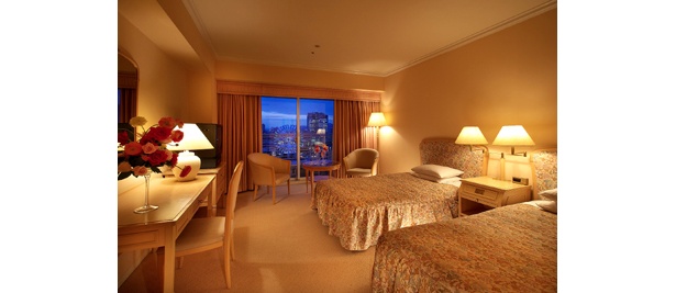 「神戸メリケンパークオリエンタルホテル」では、1人1泊1万2000円でホテルを満喫できる
