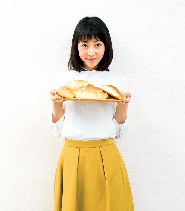 【写真を見る】「パンシェルジュ3級」も取得しているほど、無類のパン好きとして知られる木南晴夏。人気店の絶品塩パンを実食レポート！