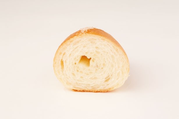 ドンクの「旨み岩塩のロールパン」(141円)は、他の塩パンと比べて生地に空洞が少ない