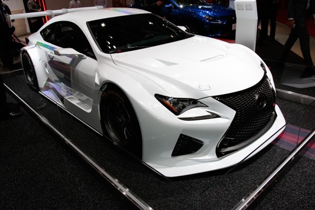 レクサスのレース専用車両RC-F GT3。迫力あるフォルムながら上品に見えるのは流石！