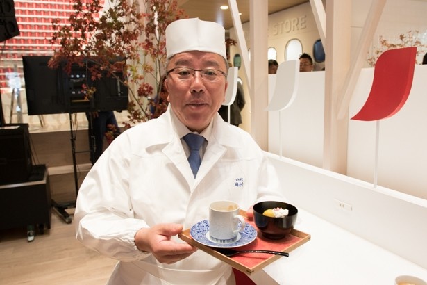 「つきぢ田村　旬の甘味セット」を持つ田村さん