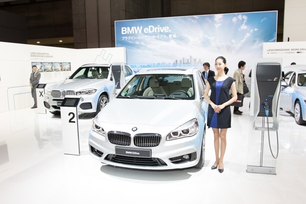 BMWブースではプラグインハイブリッド車も数多く展示