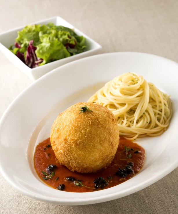 8F・赤クマ食堂では、函館産の真ダラとコラーゲンじゃがいもを使ったクリーミーなコロッケ「函館産真だらとコラーゲンじゃがのコロッケパスタ添え」(サラダ付き1380円)を提供
