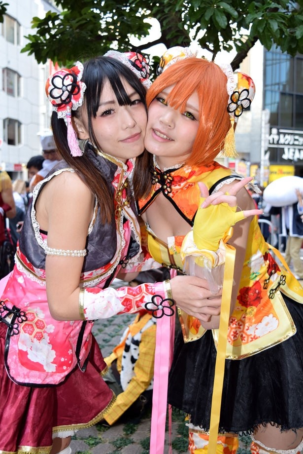 コスプレイヤー＝しおこんぶ(写真左)、はにゃ(写真右)