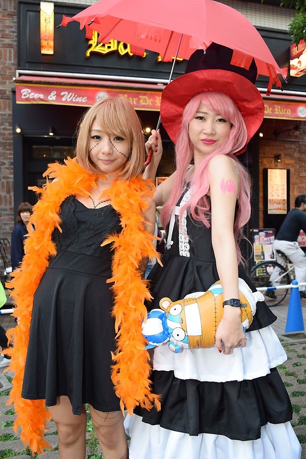 コスプレイヤー＝ゆう(写真左)、きぬ(写真右)
