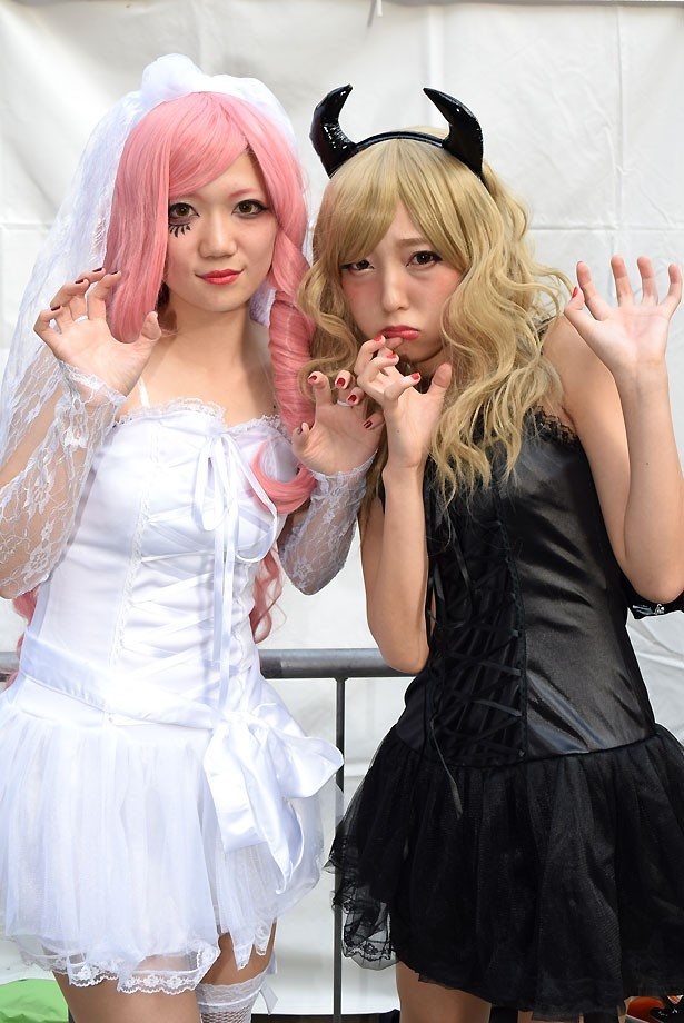コスプレイヤー＝響桜(写真左)、きゃろ(写真右)