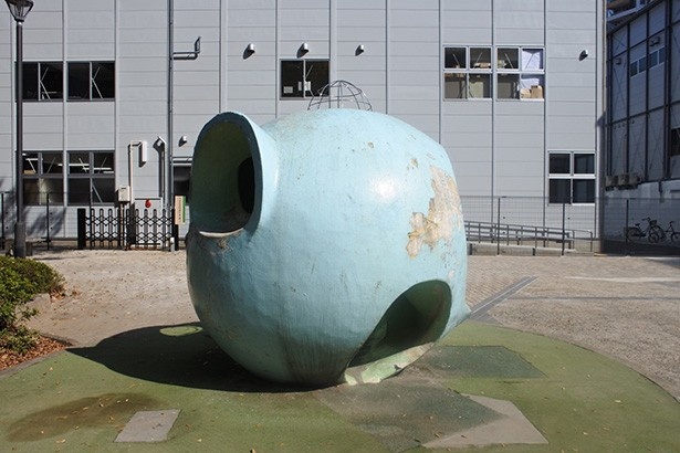 【写真を見る】もうちょっと近づくとこんな感じ。少しずつ球体の正体が分かってきましたね！