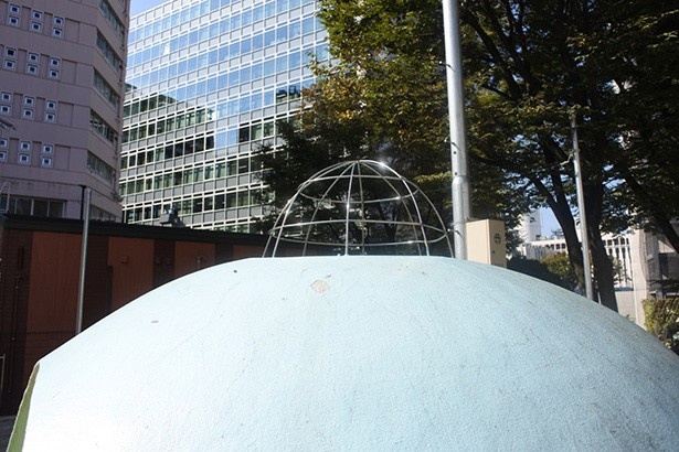 太陽の光を受けて輝く球体のてっぺん。おごそかで気高い感じが漂っている？