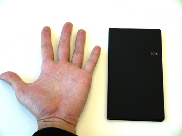 【写真を見る】サイズは同じでも、スマホより使いたくなるアナログ手帳。「NOLTY VP」