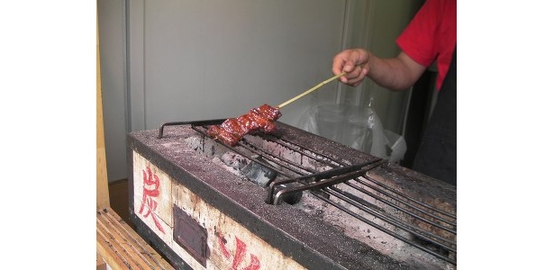 一本一本丁寧に炭火焼で香ばしさも満点