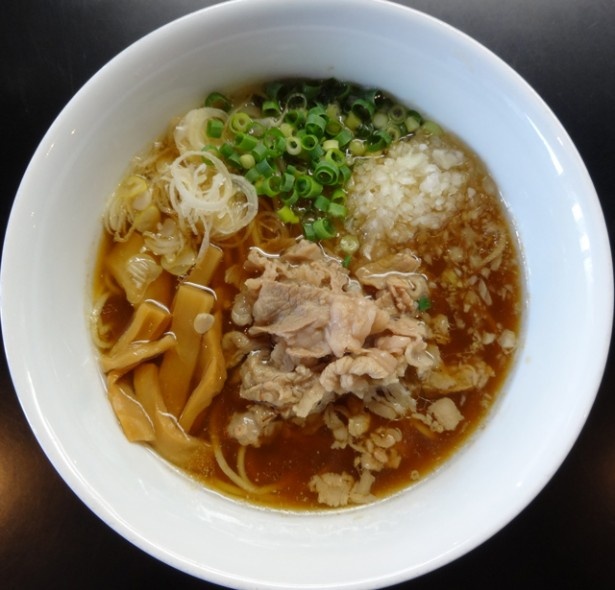 東京ラーメンシーンを席巻した「牛骨らぁ麺 マタドール」からは、牛骨醤油ラーメンがやって来る