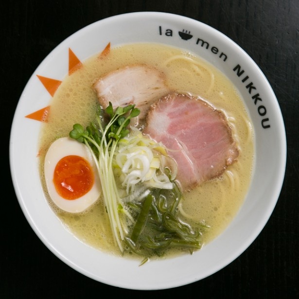 「ラーメン にっこう」(滋賀)は、鶏の旨みが凝縮されたクリーミーな鶏白湯スープが特徴