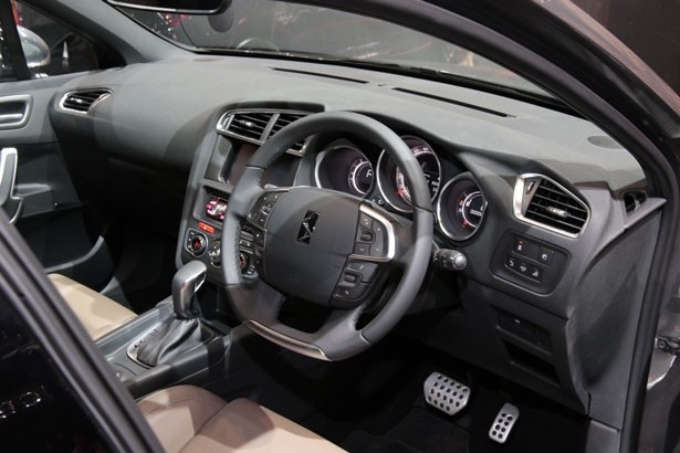 DS4の車内
