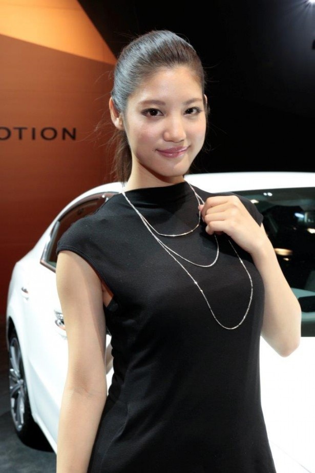 【写真を見る】シックでエレガンスな服装を身にまとう美女がプジョーのクルマたちを紹介