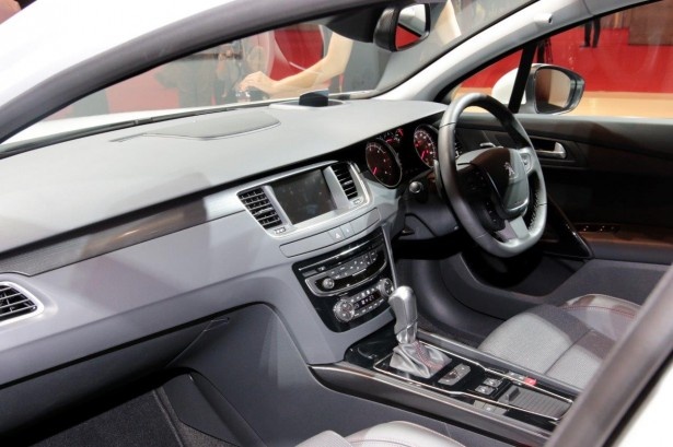 「PEUGEOT 508 GT」の車内も公開されている