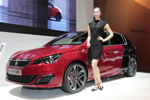 「PEUGEOT 308 GTi by PEUGEOT SPORT」の隣に立つコンパニオン