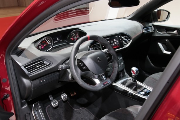 スポーティーでありながらエレガンスさが漂う「PEUGEOT 308 GTi by PEUGEOT SPORT」の車内