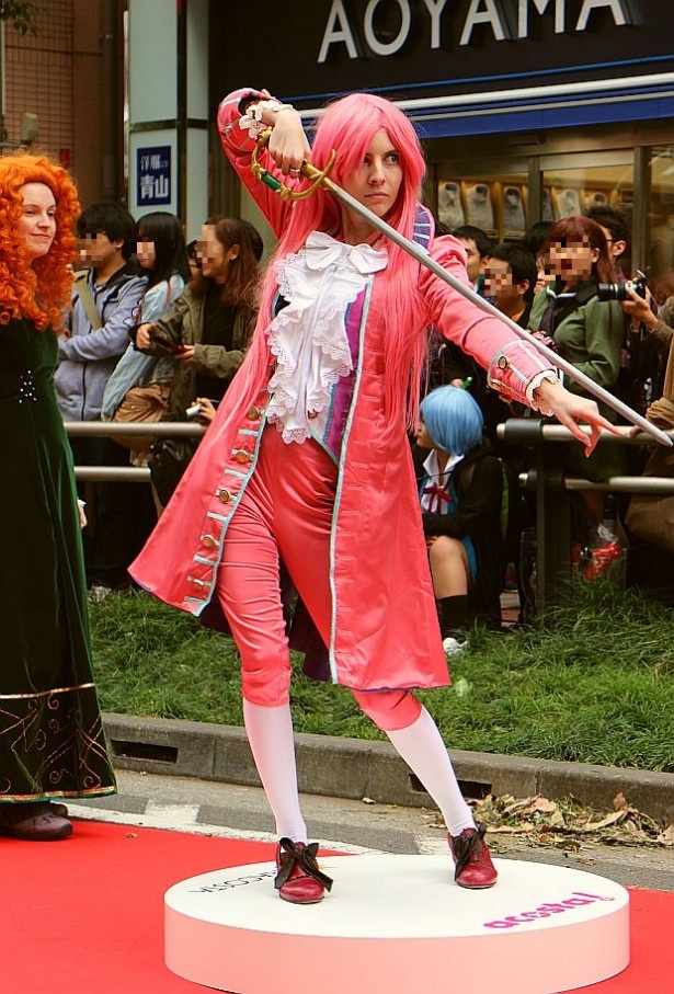 「池袋ハロウィンコスプレフェス2015」のパレードの様子。全身ピンクの騎士