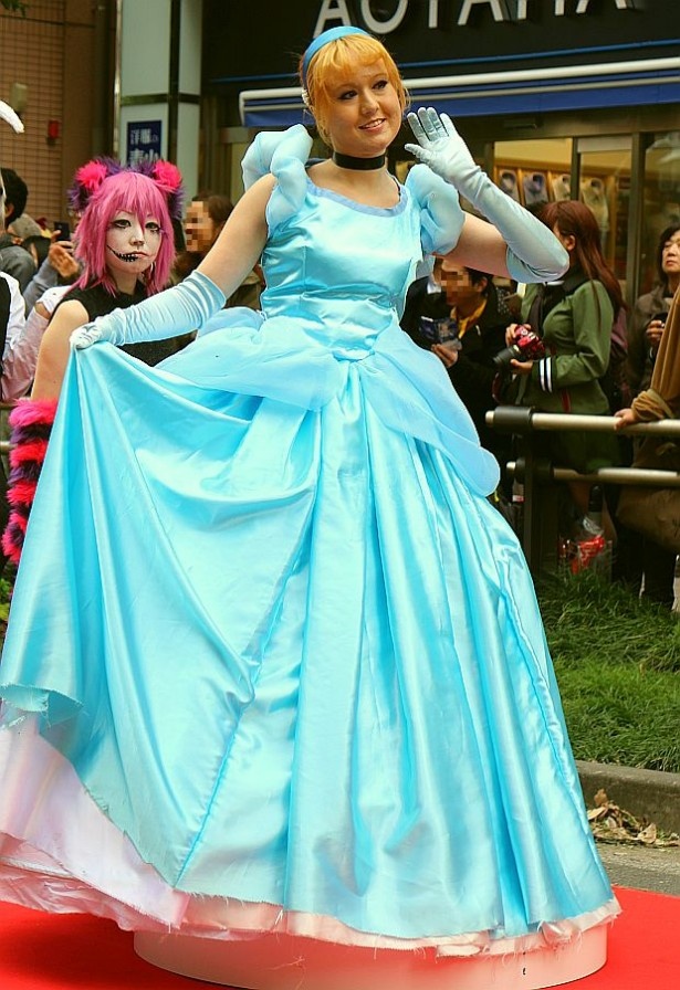「池袋ハロウィンコスプレフェス2015」のパレードの様子。プリンセスになった人も