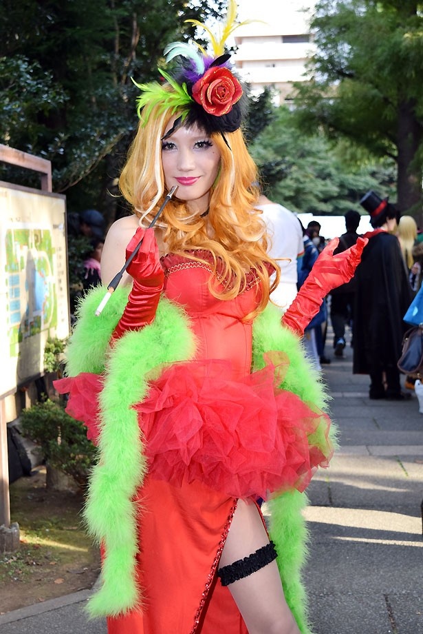 【写真を見る】セクシーな衣装を着こなすコスプレイヤー・NRK the Hedgehogさん