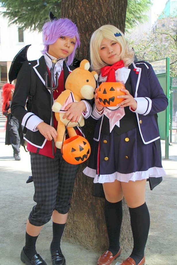 ハロウィンらしさのある小道具を持つ人も多い